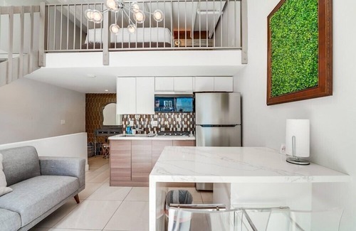 Little Italy Condominio | Bright & Modern 2 Level Unit in heart of Little Italy