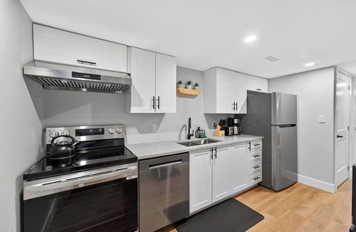 Kingston Casa | Bright & Modern 2BR Basement Suite w/Rustic Bar & Private Entrance