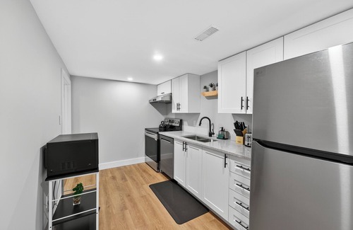 Kingston Casa | Bright & Modern 2BR Basement Suite w/Rustic Bar & Private Entrance