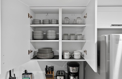 Kingston Casa | Bright & Modern 2BR Basement Suite w/Rustic Bar & Private Entrance