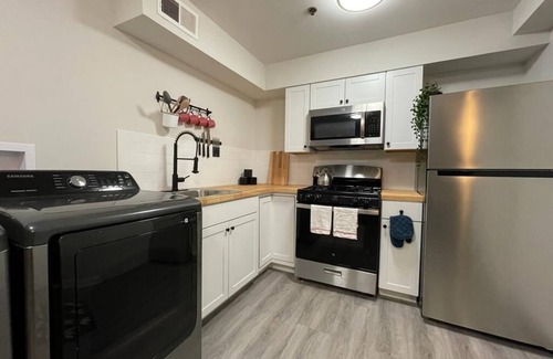 Medical District Apartamento | Bright & Modern Apt in City Center