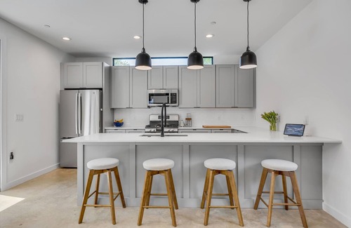 Govalle Casa | Bright Modern, Boggy Creek - Eastside Urban Dream