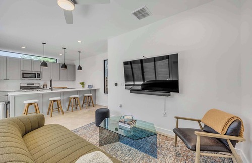 Govalle Casa | Bright Modern, Boggy Creek - Eastside Urban Dream