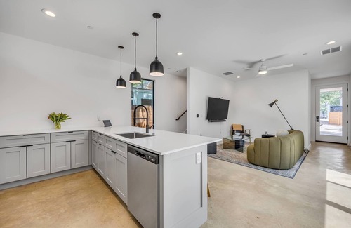 Govalle Casa | Bright Modern, Boggy Creek - Eastside Urban Dream