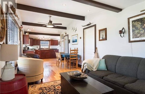 Pointe-du-Chene Cabaña | Bright modern cottage close to parlee beach.