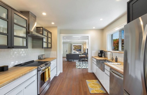 Phinney Ridge Casa | Bright & Modern Cottage in Ballard |Fenced Yard, Deck, Walk to Local Restaurants-10 Min to Downtown