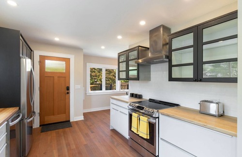 Phinney Ridge Casa | Bright & Modern Cottage in Ballard |Fenced Yard, Deck, Walk to Local Restaurants-10 Min to Downtown