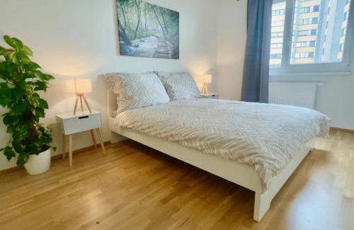 Simmering Apartamento | Bright Modern Flat with Balcony