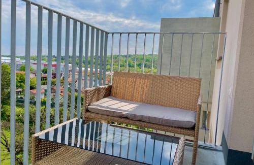 Simmering Apartamento | Bright Modern Flat with Balcony