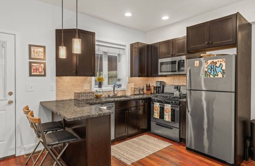 Queen Village Casa | Bright & Modern Home with Patio