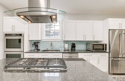 Presque Isle Casa | Bright & Modern Home: 2 Mi to Presque Isle Airport