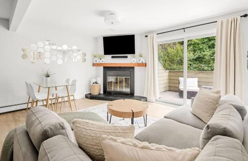 Winding Trail Casa | Bright & Modern - King Suite - Creekside Trail