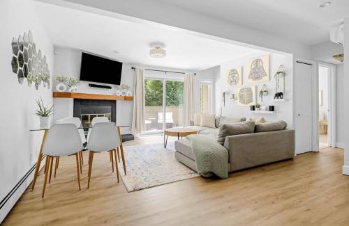 Winding Trail Casa | Bright & Modern - King Suite - Creekside Trail