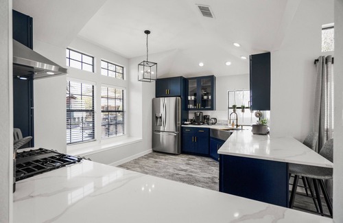 Far North Dallas Casa | Bright modern luxury centrally located home! 🐶 friendly KING BED