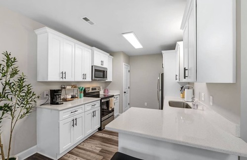 Taylors Casa | Bright & Modern New Home, King Beds, 10 min to Greenville & Paris Mtn