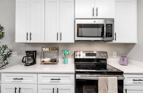Taylors Casa | Bright & Modern New Home, King Beds, 10 min to Greenville & Paris Mtn