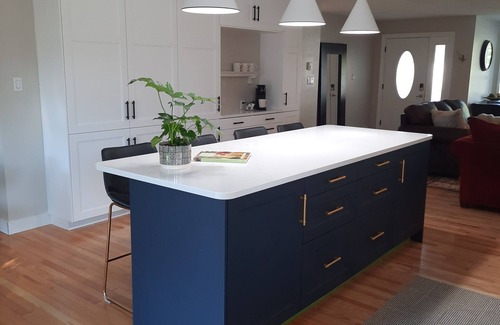 Regional District of Nanaimo Casa | Bright, modern rancher. Private and centrally located.
