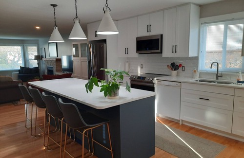 Regional District of Nanaimo Casa | Bright, modern rancher. Private and centrally located.