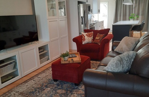 Regional District of Nanaimo Casa | Bright, modern rancher. Private and centrally located.