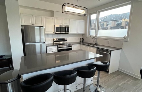 Barrie Casa | Bright Modern Retreat in Barrie South close to amenities, beaches and shopping