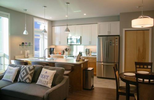 Whitehorse Apartamento | Bright Modern Stylish Condo in heart of Downtown (Center)