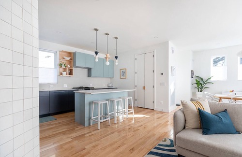 Durham Casa | Bright Modernist City-Escape
