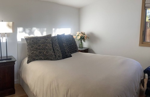 Palo Alto Cabaña | Bright new cottage next to Stanford, tucked in a peaceful private flower garden.