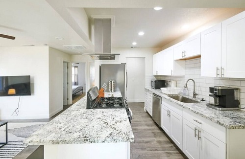 Raisin Casa | Bright & New KINGS North of Tower District