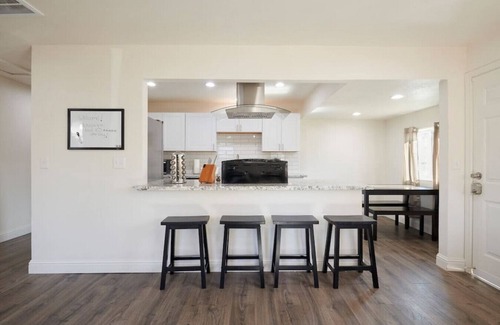 Raisin Casa | Bright & New KINGS North of Tower District