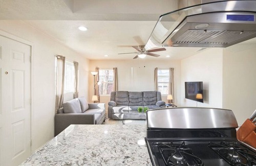 Raisin Casa | Bright & New KINGS North of Tower District