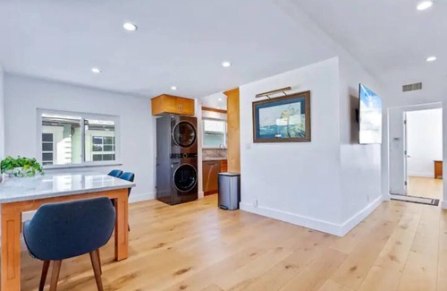 Tree Section Apartamento | Bright Ocean Inspired Downtown Manhattan Beach Walk Street - Upper Unit