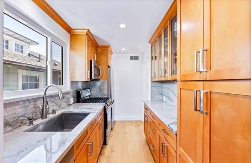Tree Section Apartamento | Bright Ocean Inspired Downtown Manhattan Beach Walk Street - Upper Unit