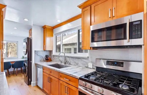 Tree Section Apartamento | Bright Ocean Inspired Downtown Manhattan Beach Walk Street - Upper Unit