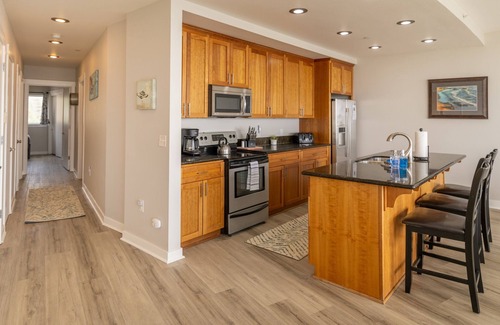 Rockaway Beach Condominio | Bright Oceanfront Oasis ~ Stunning Views ~ Beach!