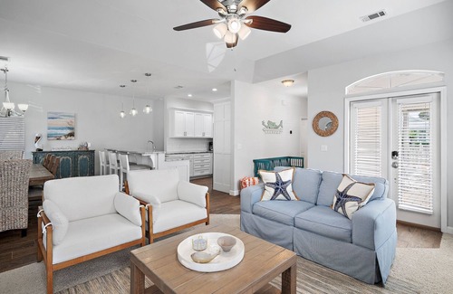 Clipper Cove Casa | Bright open floor plan, 4 minute walk to Beach, Community pool!