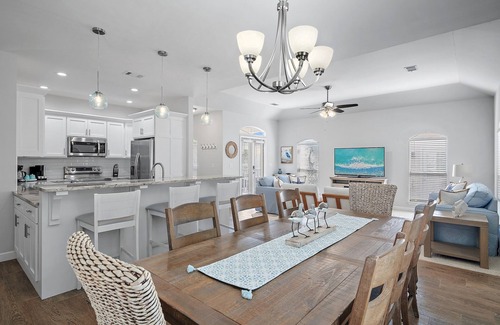Clipper Cove Casa | Bright open floor plan, 4 minute walk to Beach, Community pool!