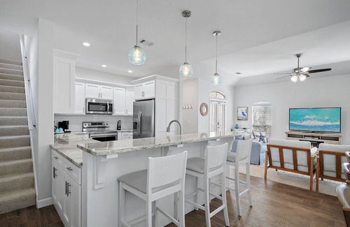 Clipper Cove Casa | Bright open floor plan, 4 minute walk to Beach, Community pool!