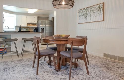 Sioux Falls Casa | BRIGHT OPEN MID-CENTURY MODERN STYLED HOME NEAR HOSPITALS
