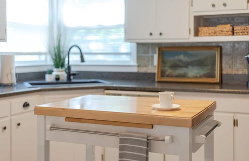 Sioux Falls Casa | BRIGHT OPEN MID-CENTURY MODERN STYLED HOME NEAR HOSPITALS
