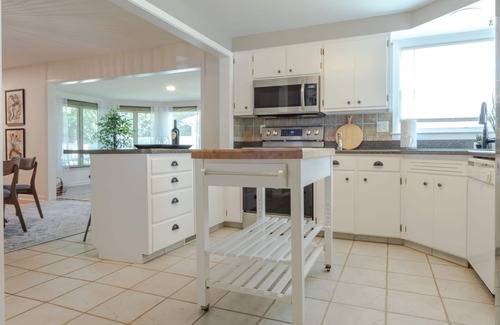 Sioux Falls Casa | BRIGHT OPEN MID-CENTURY MODERN STYLED HOME NEAR HOSPITALS
