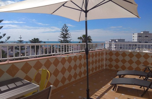 Chipiona Apartamento | Ático luminoso con terraza muy grande y espectaculares vistas frontales al mar.