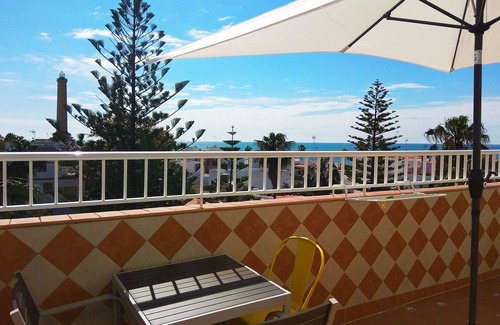 Chipiona Apartamento | Ático luminoso con terraza muy grande y espectaculares vistas frontales al mar.