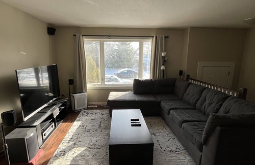 Saskatoon Casa | Bright, pet friendly 3 bedroom duplex!