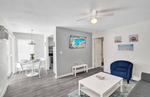 Pompano Beach Condominio | Bright Pompano Beach Aparthotel: Poolside Bliss Just Steps from the Shore!