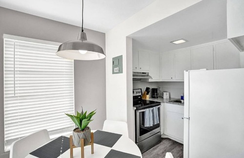 Pompano Beach Condominio | Bright Pompano Beach Aparthotel: Poolside Bliss Just Steps from the Shore!