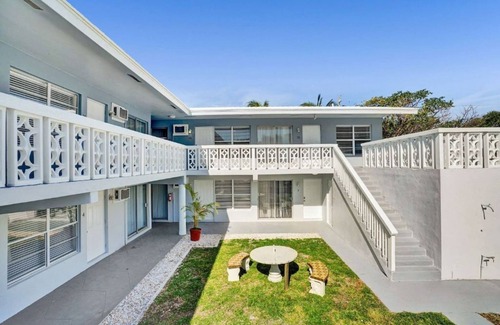 Pompano Beach Condominio | Bright Pompano Beach Aparthotel: Poolside Bliss Just Steps from the Shore!
