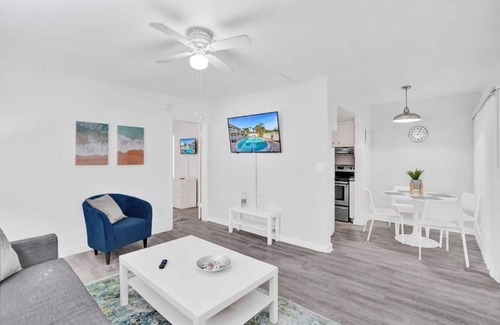 Pompano Beach Condominio | Bright Pompano Beach Aparthotel: Poolside Bliss Just Steps from the Shore!