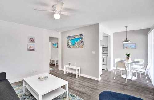 Pompano Beach Condominio | Bright Pompano Beach Aparthotel: Poolside Bliss Just Steps from the Shore!