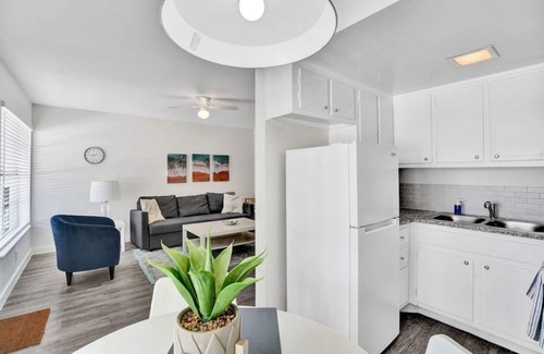 Pompano Beach Condominio | Bright Pompano Beach Aparthotel: Poolside Bliss Just Steps from the Shore!