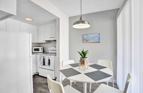 Pompano Beach Condominio | Bright Pompano Beach Aparthotel: Poolside Bliss Just Steps from the Shore!